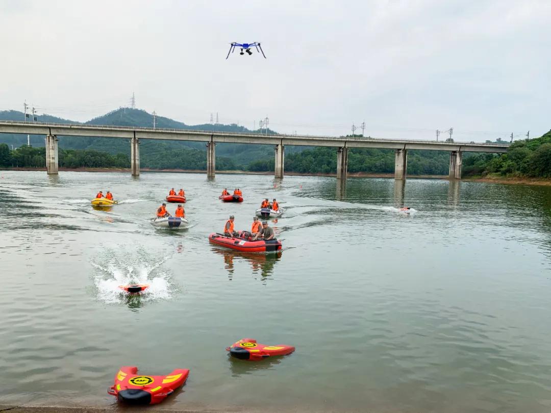 空海霸氣聯(lián)合丨水上救援機(jī)器人&無(wú)人機(jī)實(shí)現(xiàn)中繼遠(yuǎn)距離救援 【智能救援解決方案】解決遠(yuǎn)程緊急救援問(wèn)題